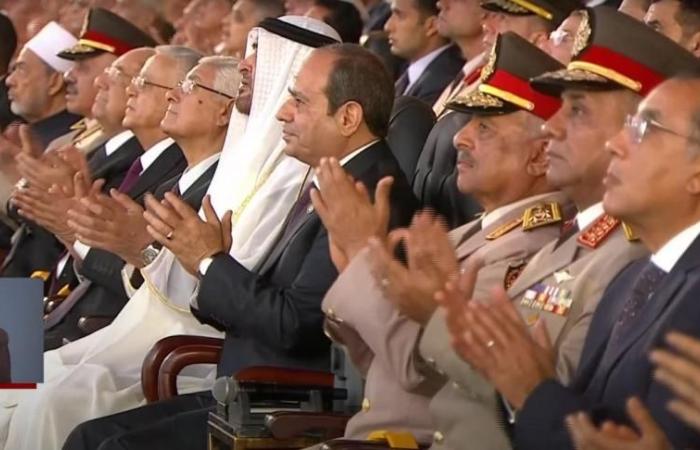 الرئيس السيسي وبن زايد يشاهدان عرضًا لفريق الألعاب الجوية